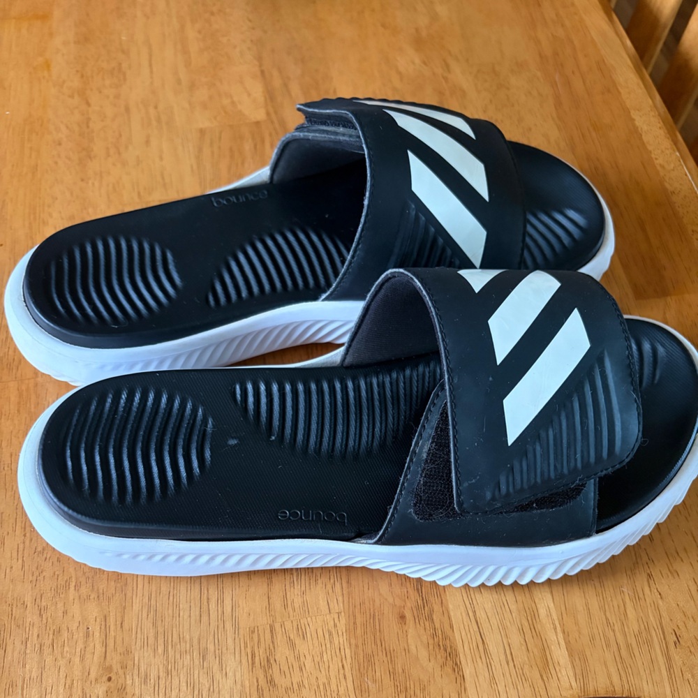 adidas Black and White Slide Sandals Size 8 - Picture 2 of 5